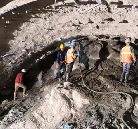 和顺拱顶带模注浆料的施工流程及注意事项